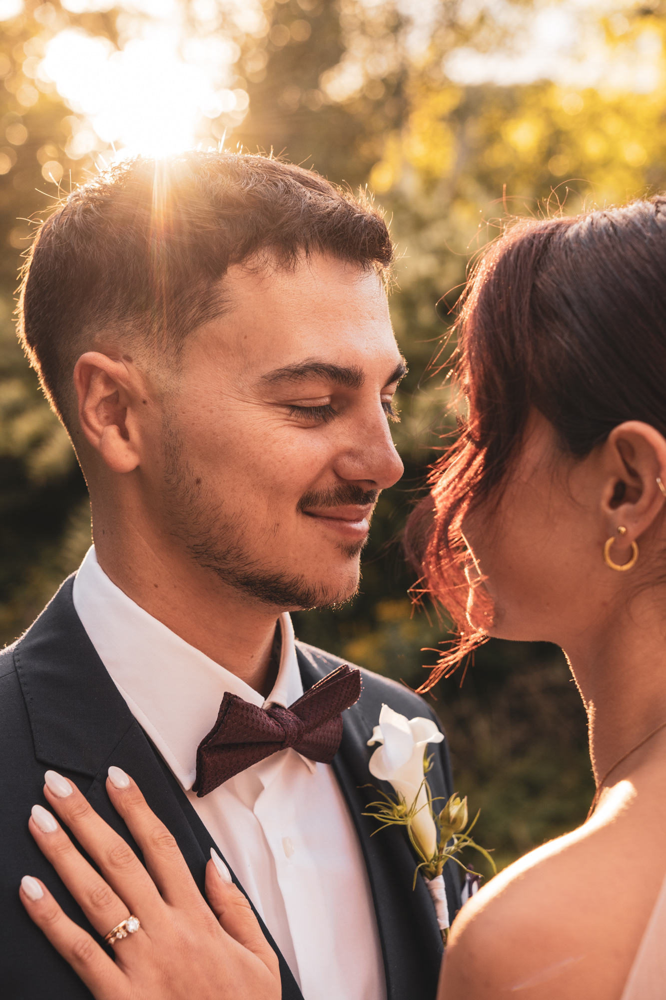Mariage de Derya et Benjamin — portrait rapproché des mariés à contre-jour